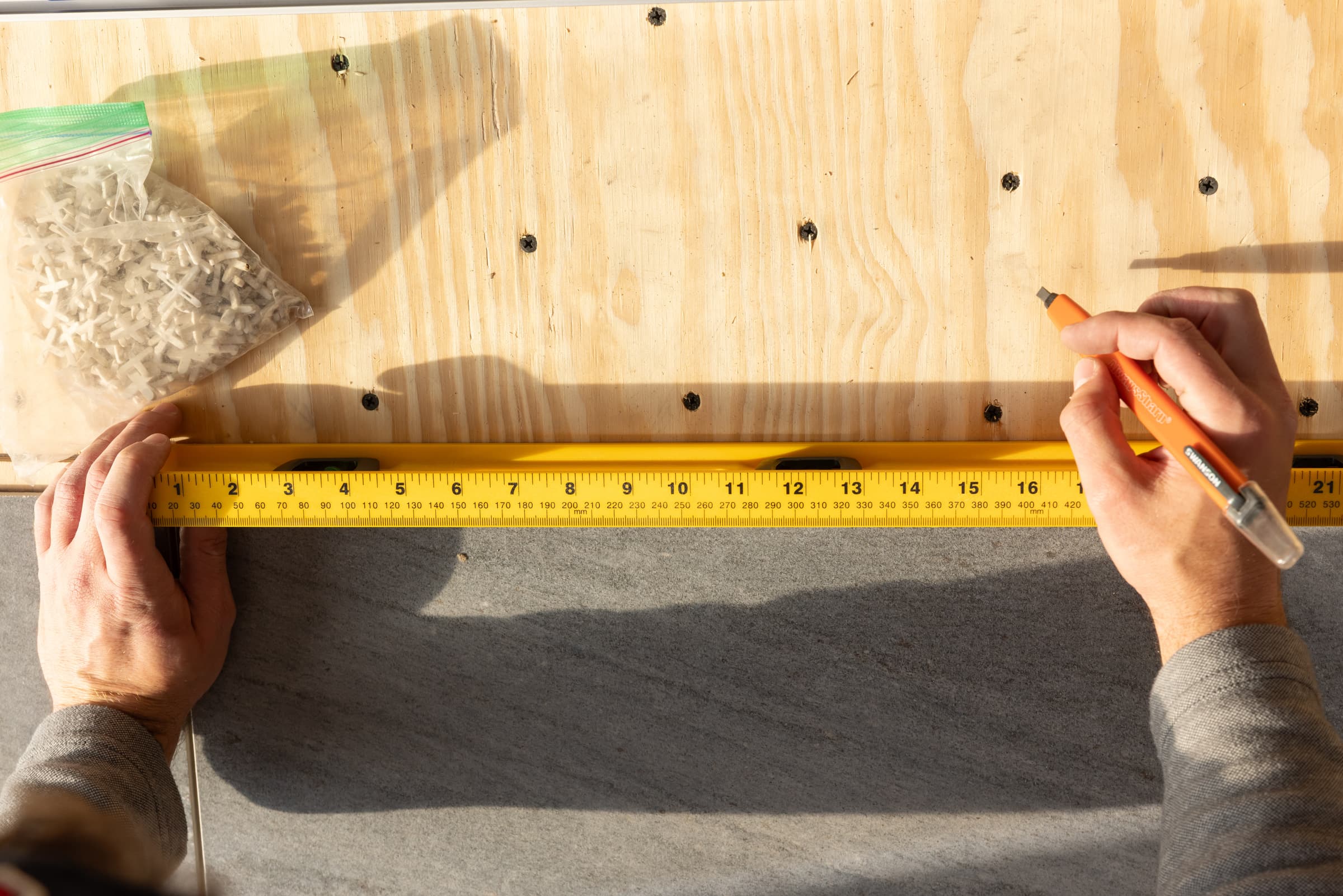 A trades pro using the Swanson PL0024 Speedlite® Composite Level on finish work.